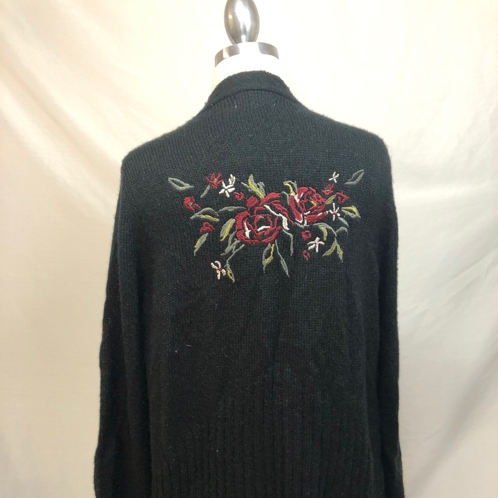 Mudd embroidered cardigan w/ 🌹🌹🌹 SALE 🥳